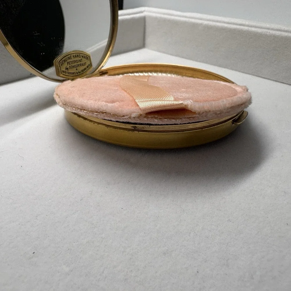 Vintage Flower Embroidered Make-up‎ Compact Powder Case